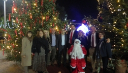 Σε γιορτινό κλίμα η φωταγώγηση του Χριστουγεννιάτικου Δέντρου στην κεντρική πλατεία της Μεσσήνης