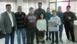 Επίσκεψη και δώρα απο τους  μαθητές του ΕΠΑΛ Μεσσήνης στο Δήμαρχο Γεώργιο Αθανασόπουλο.