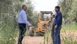 Με εντατικούς ρυθμούς συνεχίζεται η προσπάθεια βελτίωσης της αγροτικής οδοποιίας στο Δήμο Μεσσήνης.