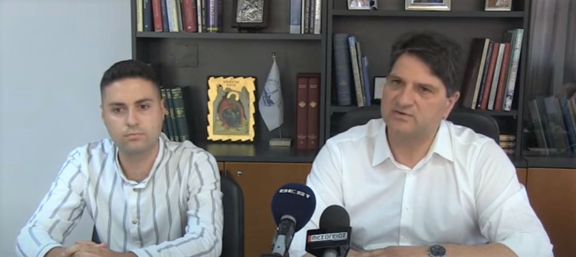 O Δήμαρχος ευχαριστεί τον επιχειρηματία για τη δωρεά στο Δήμο O Δήμαρχος ευχαριστεί τον επιχειρηματία για τη δωρεά στο Δήμο