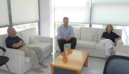 Ο πρώην πρωθυπουργός Κώστας Σημίτης με τη συζυγό του στο γραφείο του Δημάρχου Μεσσήνης.