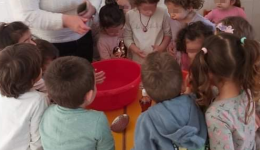 Πασχαλινές κατασκευές, κόκκινα αυγά και κουλουράκια από τα παιδιά των Δημοτικών Παιδικών Σταθμών Μεσσήνης