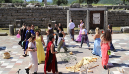 Η «Λυσιστράτη» του Αριστοφάνη παρουσιάστηκε σήμερα από μαθητές του 1ου ΓΕΛ Χίου και του ΓΕΛ Βροντάδου Χίου στην Αρχαία Μεσσήνη