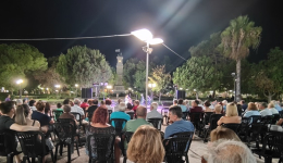 Αρκετός κόσμος παρακολούθησε την συναυλία με τον Βαγγέλη Δούβαλη στην κεντρική πλατεία Μεσσήνης