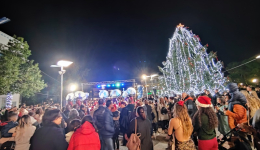 Φωταγωγήθηκε χθες σε μια φαντασμαγορική εκδήλωση το χριστουγεννιάτικο δέντρο στην κεντρική πλατεία Μεσσήνης
