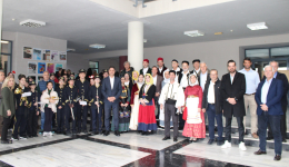 Κάλαντα και ανταλλαγή ευχών σε χριστουγεννιάτικη ατμόσφαιρα σήμερα στο Δημαρχείο