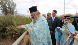 Πλήθος πιστών στον καθαγιασμό των υδάτων στον ποταμό Πάμισο
